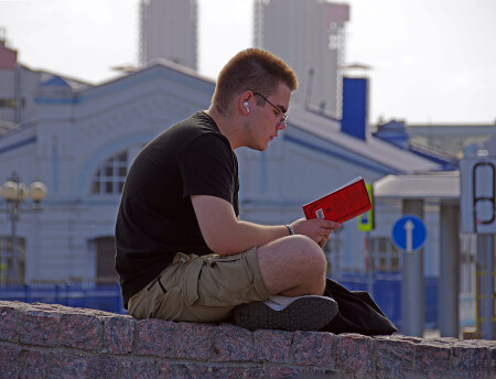 Парень с книгой