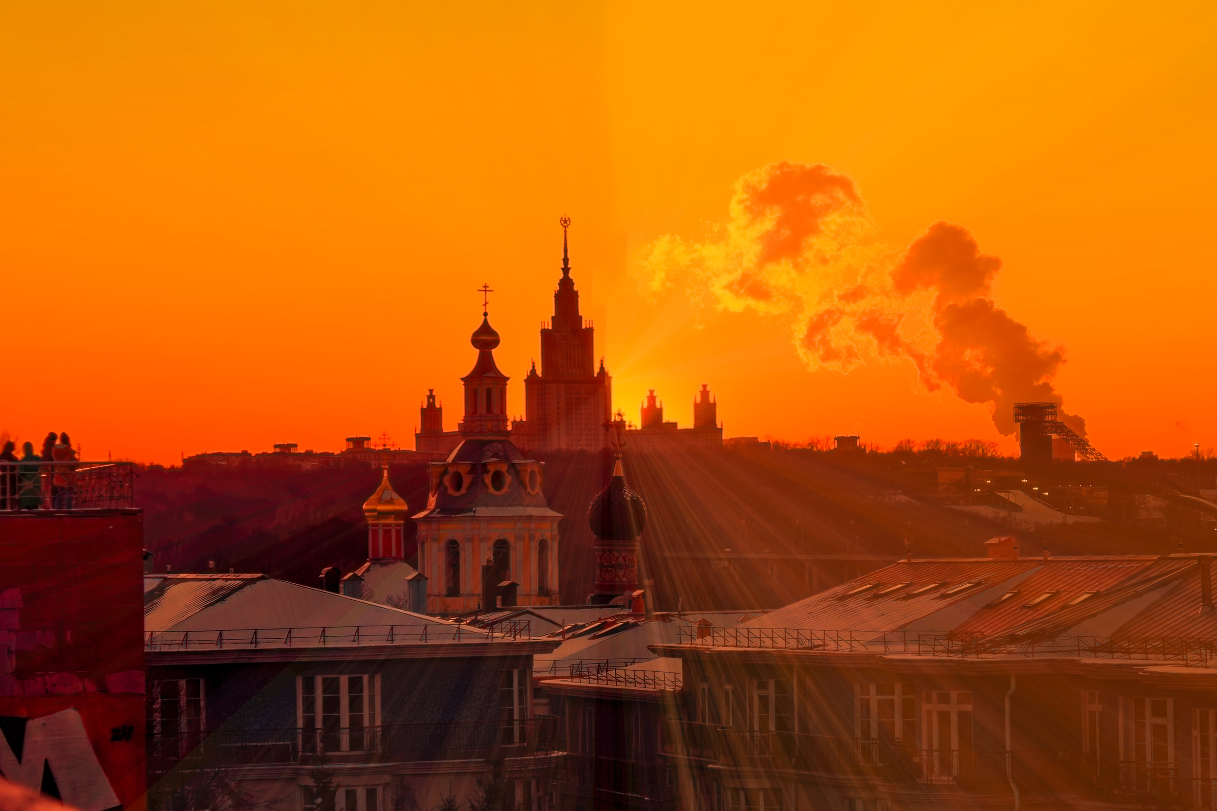 Москва. Вид на Церковь Иоанна Богослова и МГУ им. Ломоносова.