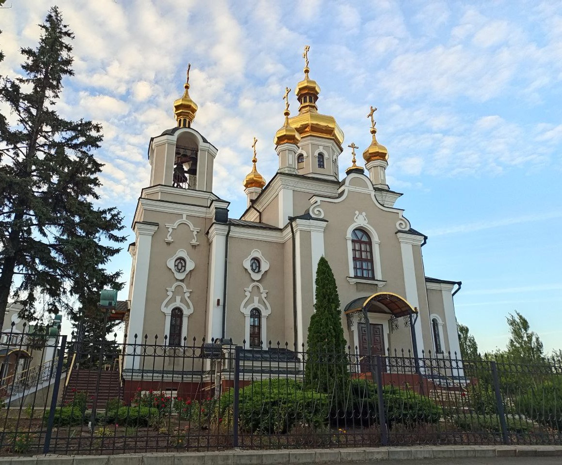 Мирный денёк у Храма в честь святых первоверховных апостолов Петра и Павла в городе Ясиноватая, дата съёмки 17.09.2025г.