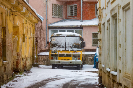 ПАЗ в снежном покрывале Тверского двора.