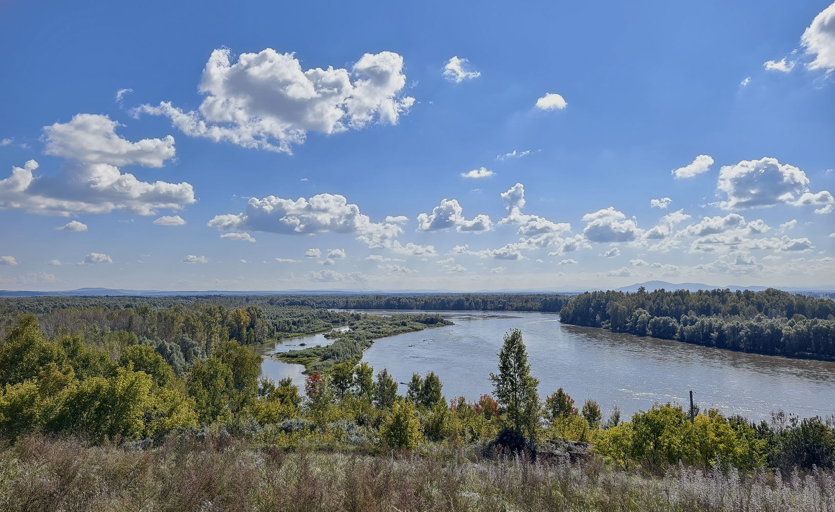 Катунь и облака