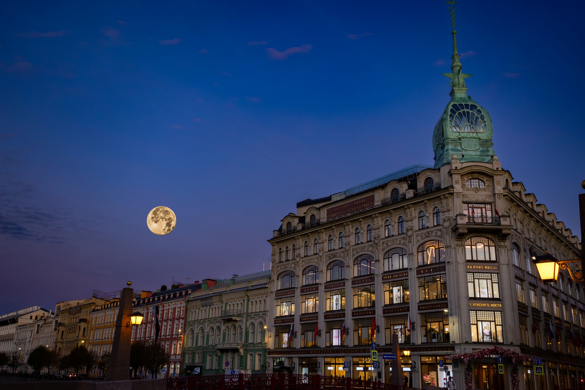 Луна над СПБ