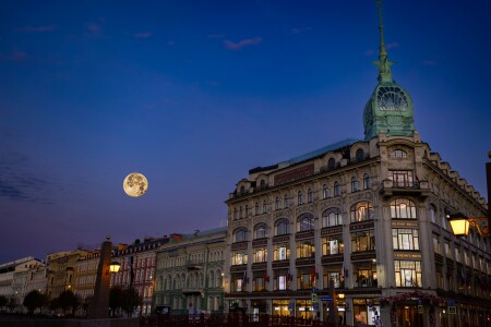 Луна над СПБ