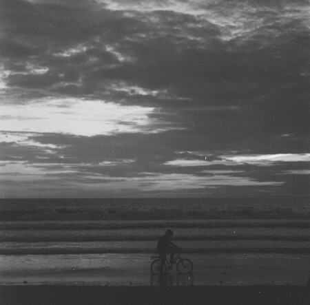 Велосипедист на пляже