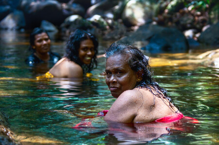 Женщины купаются в реке в Бангладеше