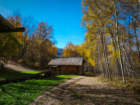 Осенний пейзаж с водяной мельницей