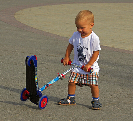 Осваивает самокат