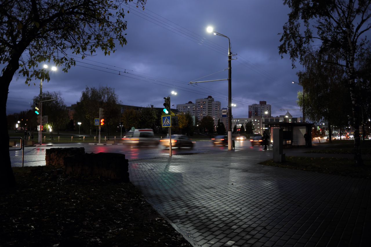 У остановки