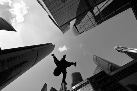 Памятник выкинутому из окна банкиру