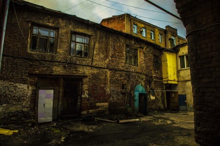 Дом с цветами на окнах