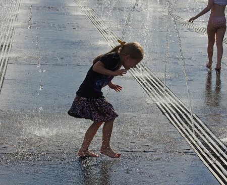 Бегом через фонтан