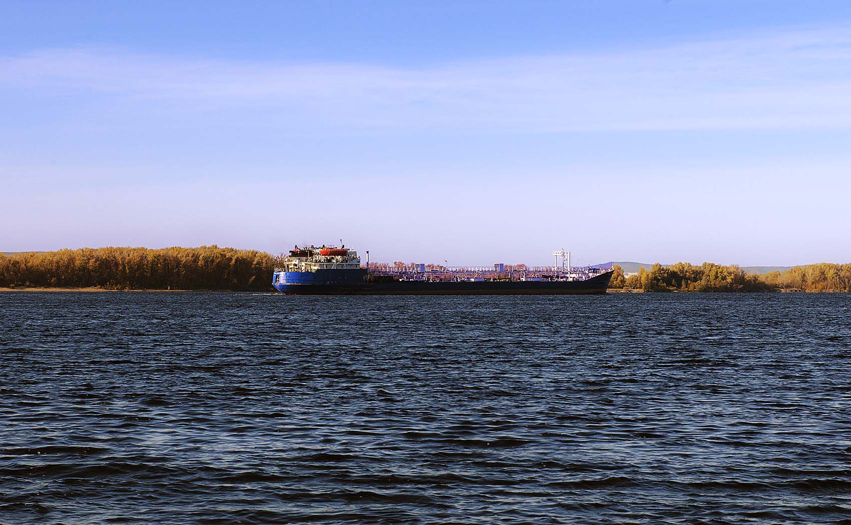 Плывет баржа по Волге откуда-то туда , и плещется накатами прибойная вода...