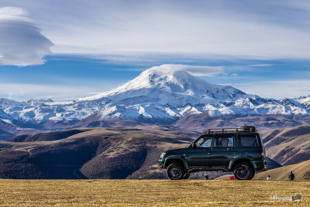 На фоне Эльбруса