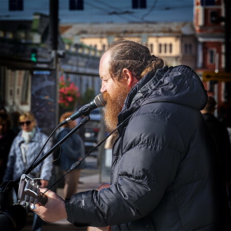 На улице города.