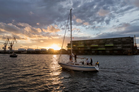 Выход в море на закате