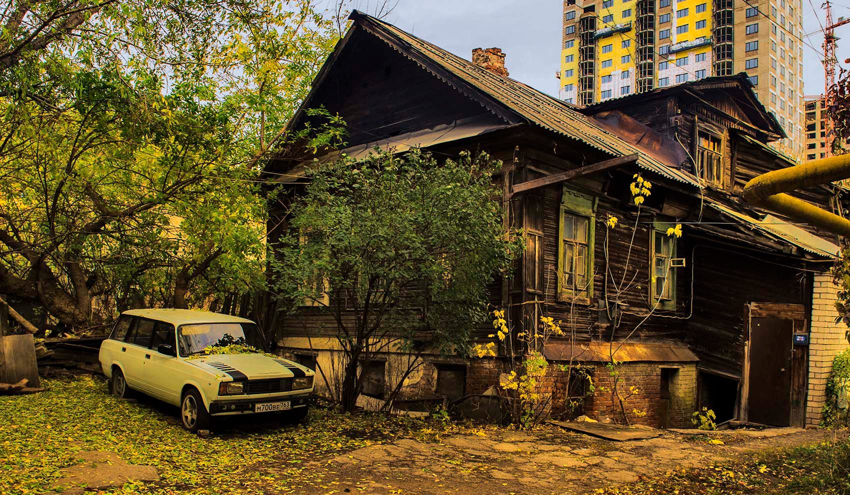 Жилой дом с автомобилем