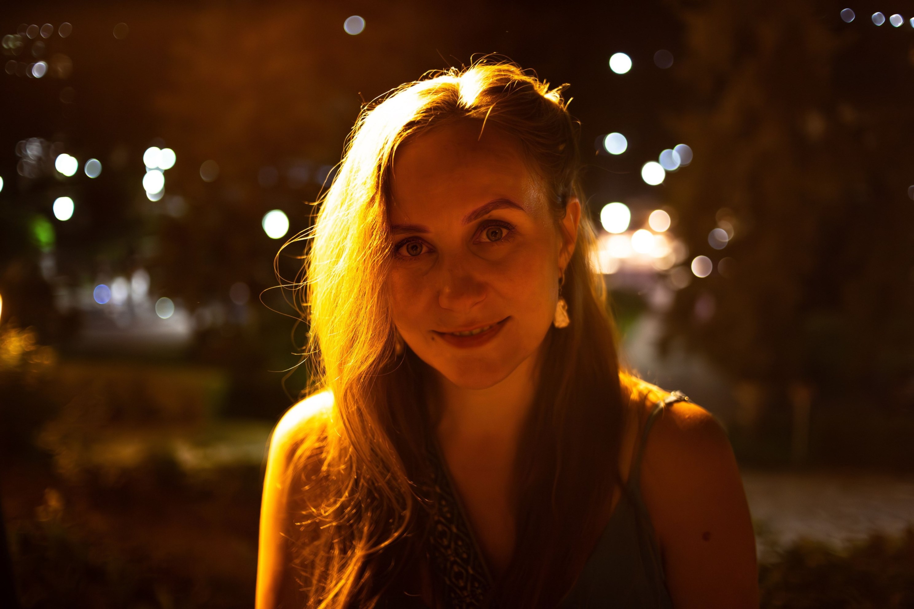 В золоте уличных фонарей