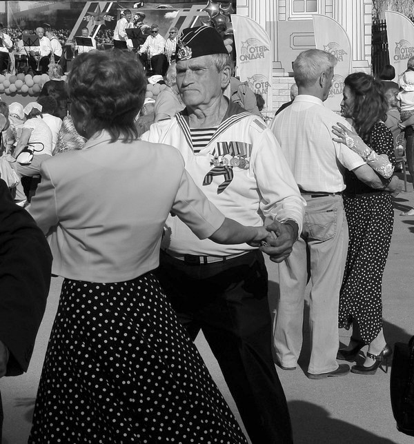 На побывку прибыл молодой моряк, грудь его в медалях, ленты в якорях...