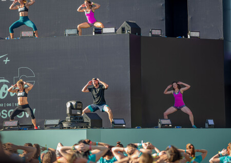 Вдох глубокий, ноги шире...