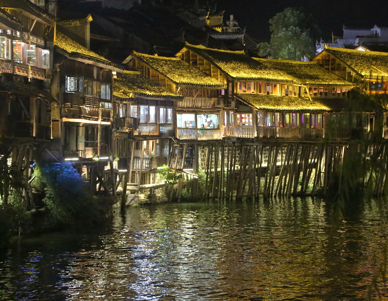 ночь в тростниковом (бамбуковом ) городе...