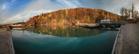 Гора-кит на море океане.