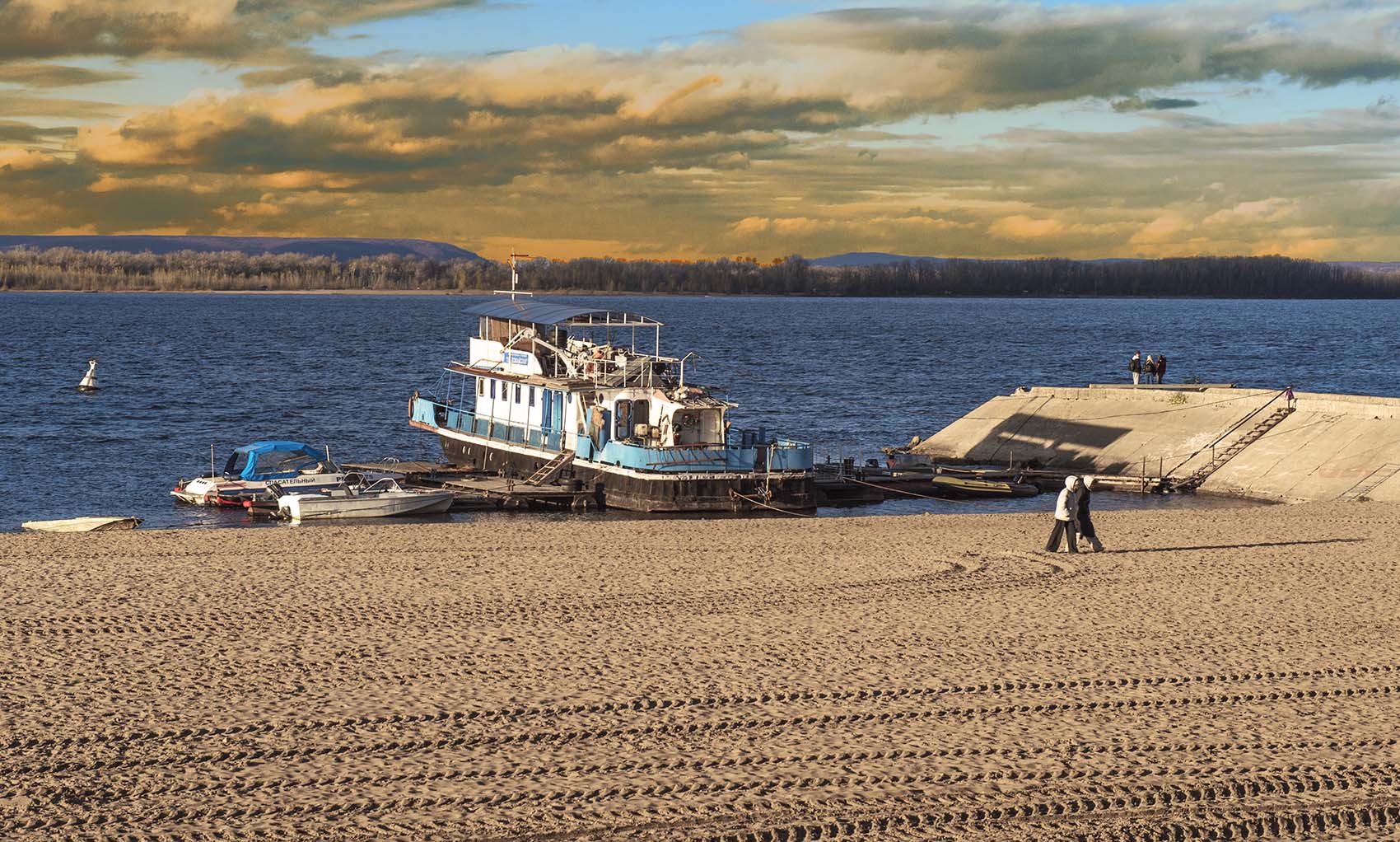 Дебаркадер у пирса