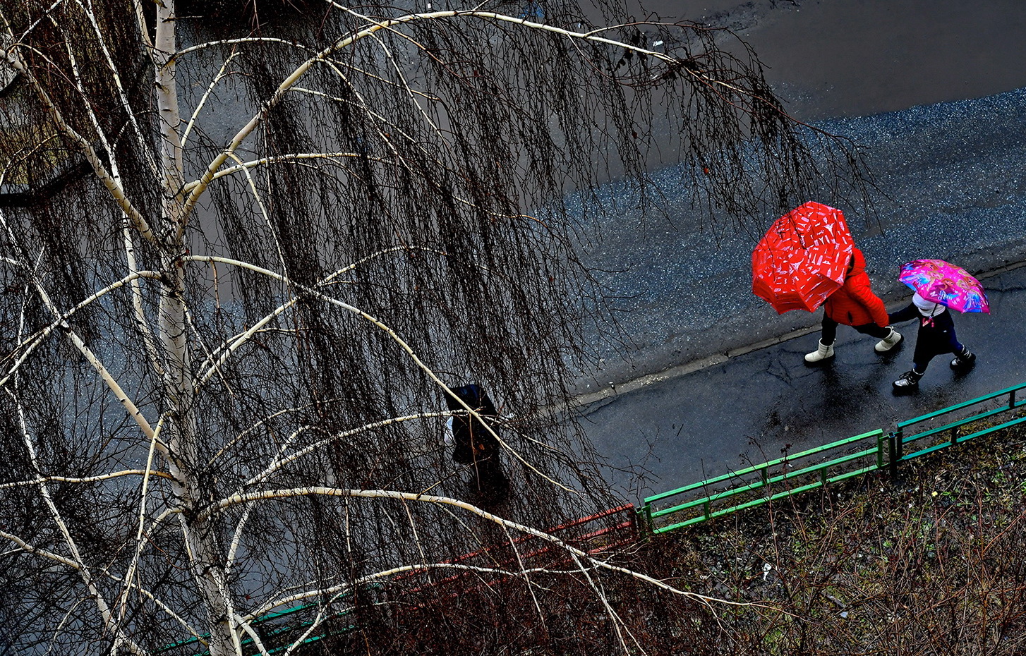 Погода осенняя, неустойчивая.