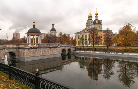 Уж небо осенью дышало.