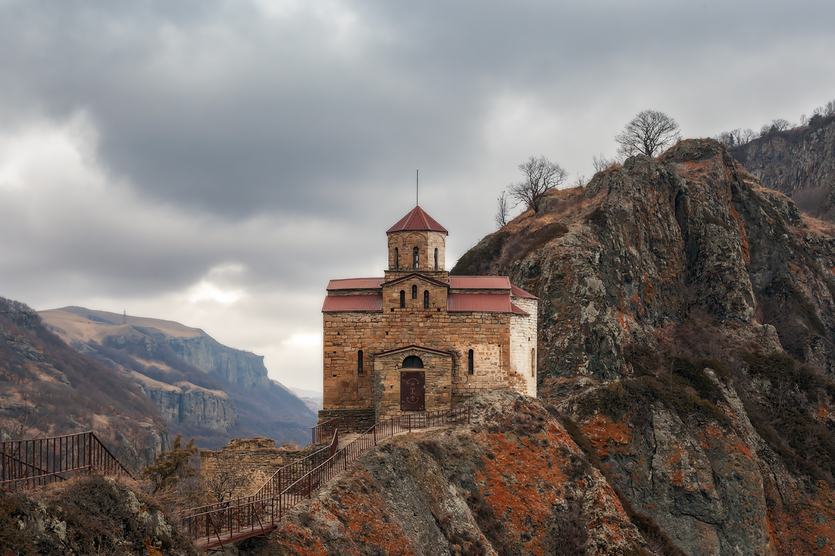 Карачаевск. Шоанинский храм, возведённый в конце X века.
