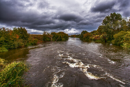 ... а небо оскнью ...