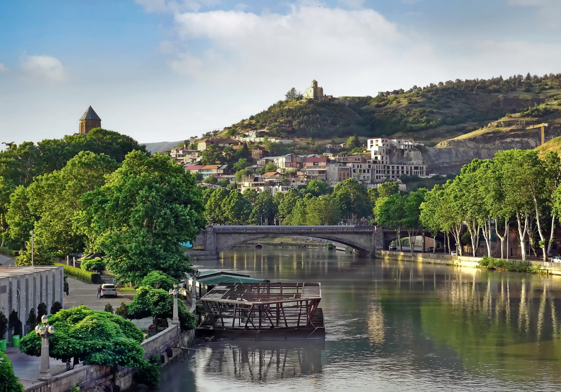 Над Курой стоит гора, под горой течет Кура