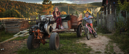 С мотоблока кто глазел, кто на велике сидел.