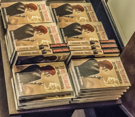 в доме книги