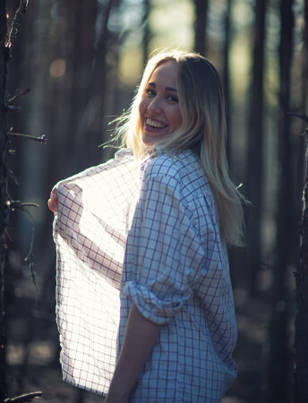 Девушка в рубашке