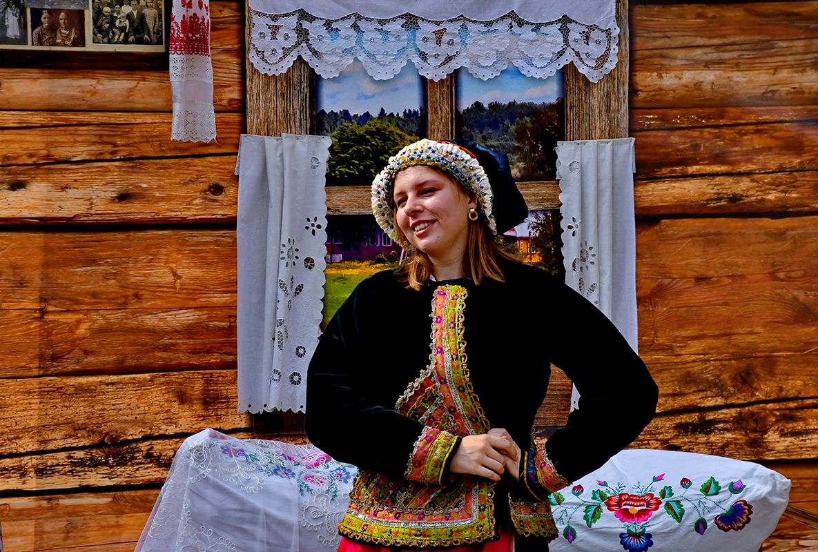 Старинная одежда впору и нынешним девушкам.