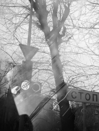 У светофора