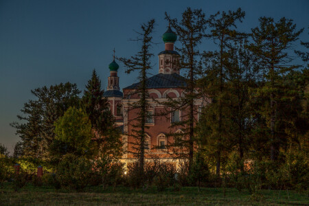 ... вечерние сумерки у стен древнего монастыря ...