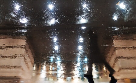 Фантом в свете прожекторов