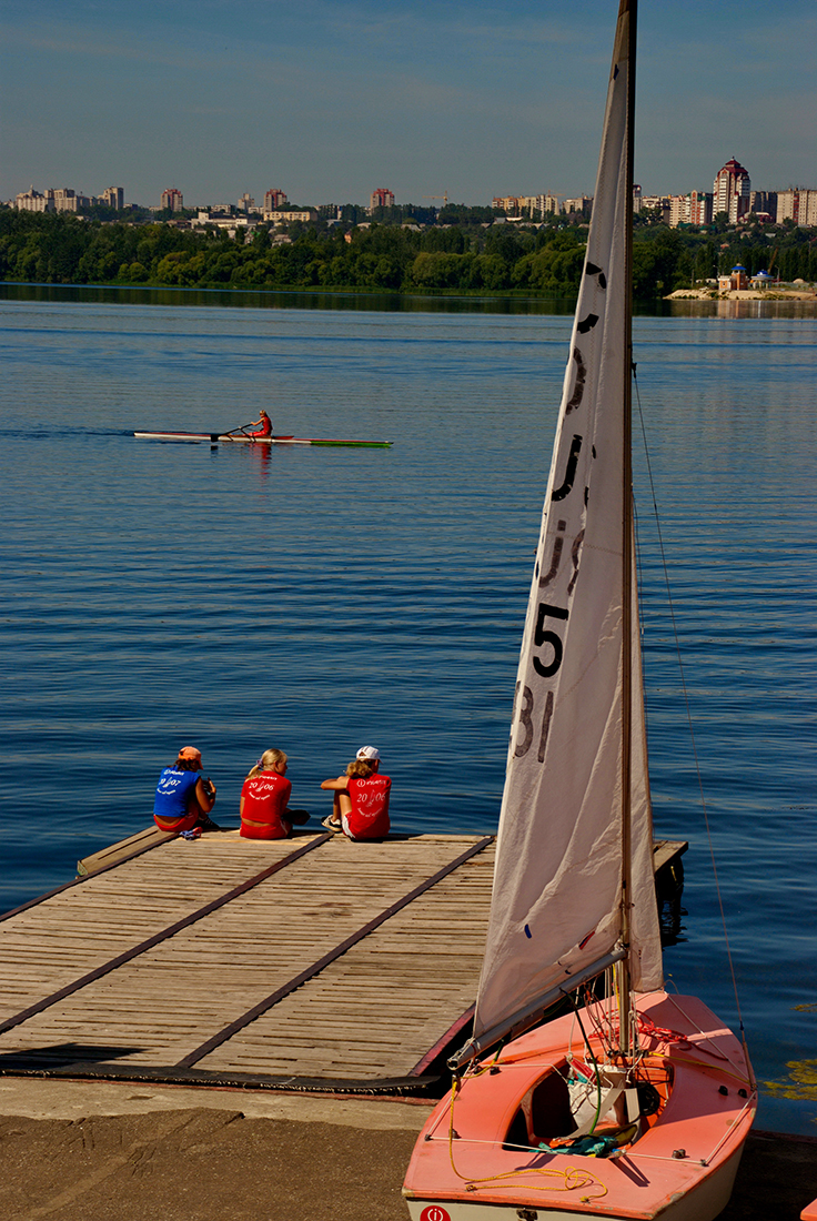 На вёслах ветер не нужен.