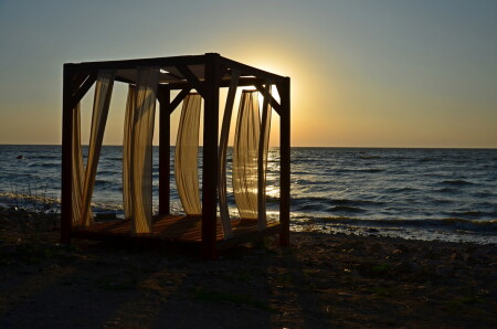 в уходящих лучах солнца