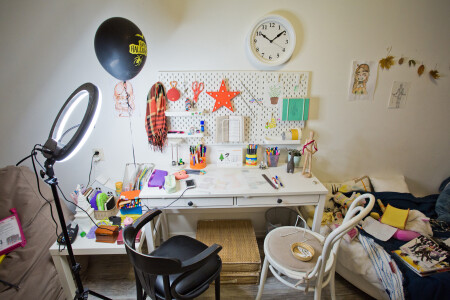 Юная блогерша