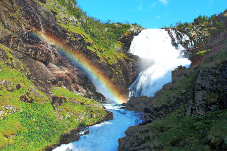 Радуга над водопадом Кьёсфоссен (Норвегия)