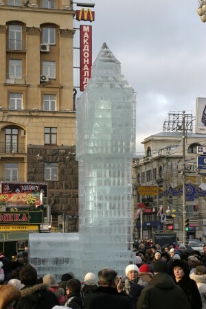 Ледяной Биг-Бен на Пушкинской площади Москвы 2006 год