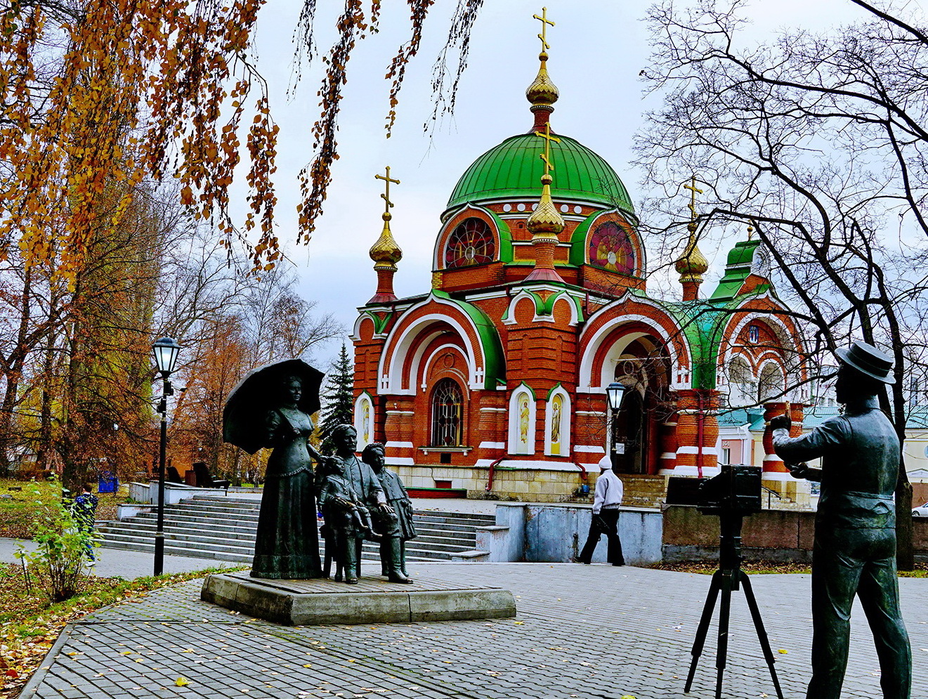 Композиция фотограф на фоне часовни ПЕТРА и ПАВЛА.