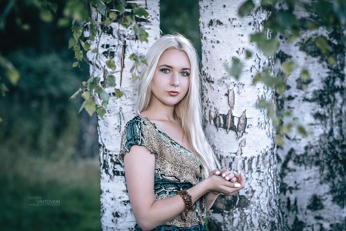 Девушка среди берез