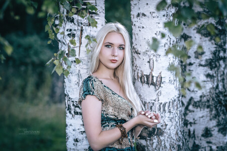 Девушка среди берез
