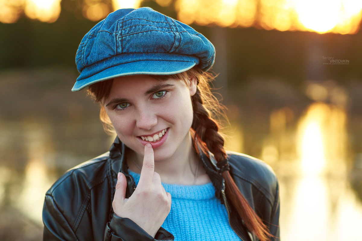 Портрет девушки на закате