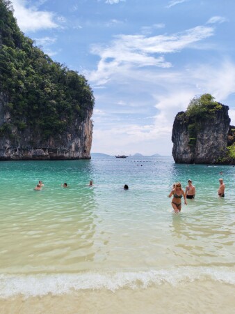Остров Хонг с туристами