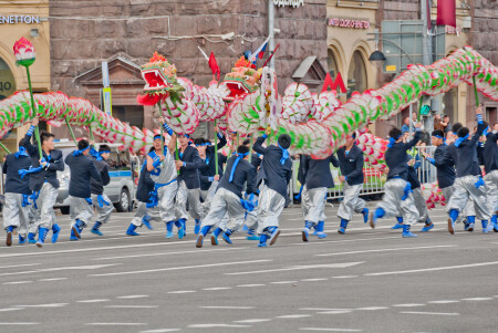 Ритмичный танец китайских драконов