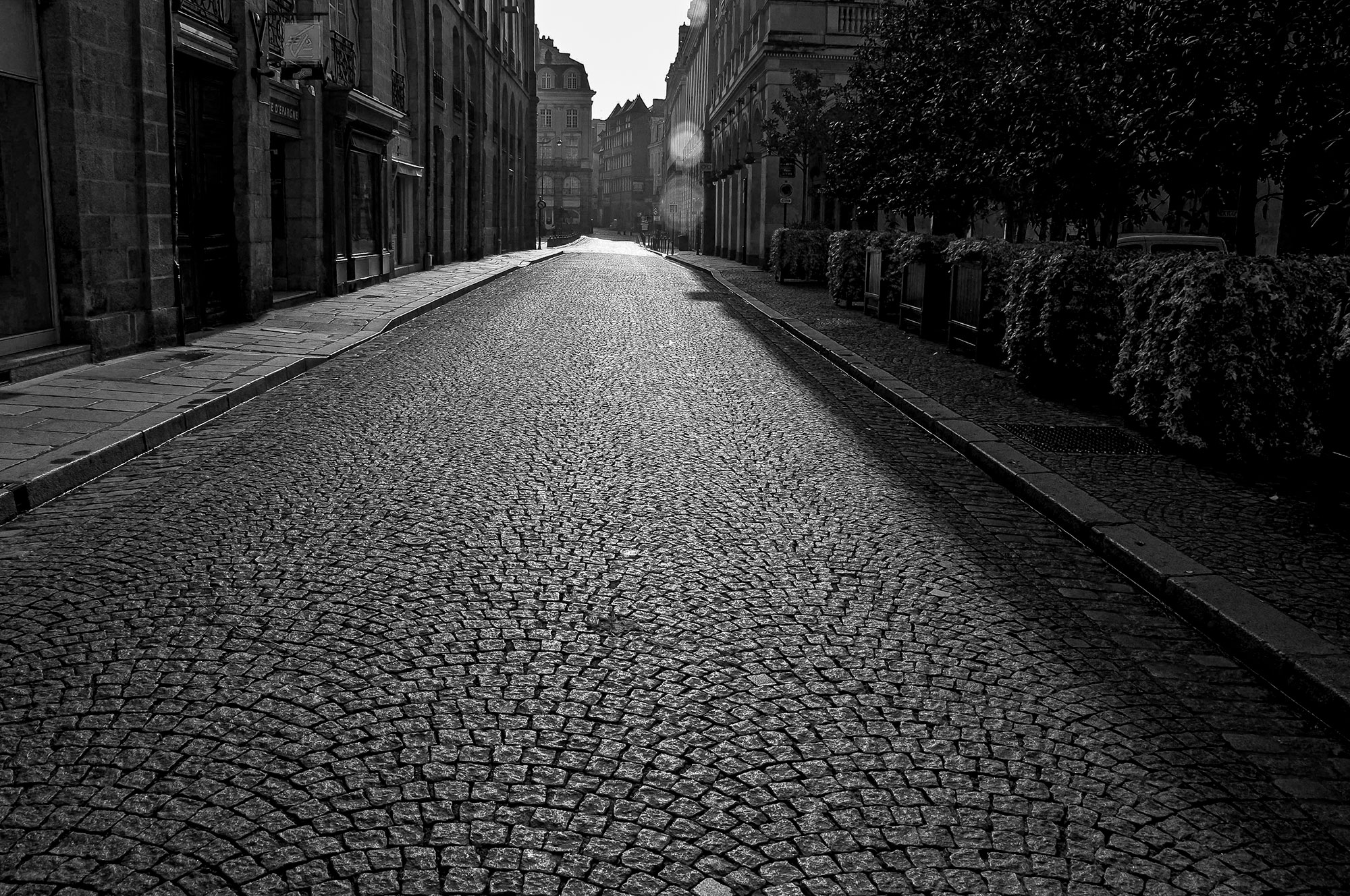 Утреннее солнце на мостовой